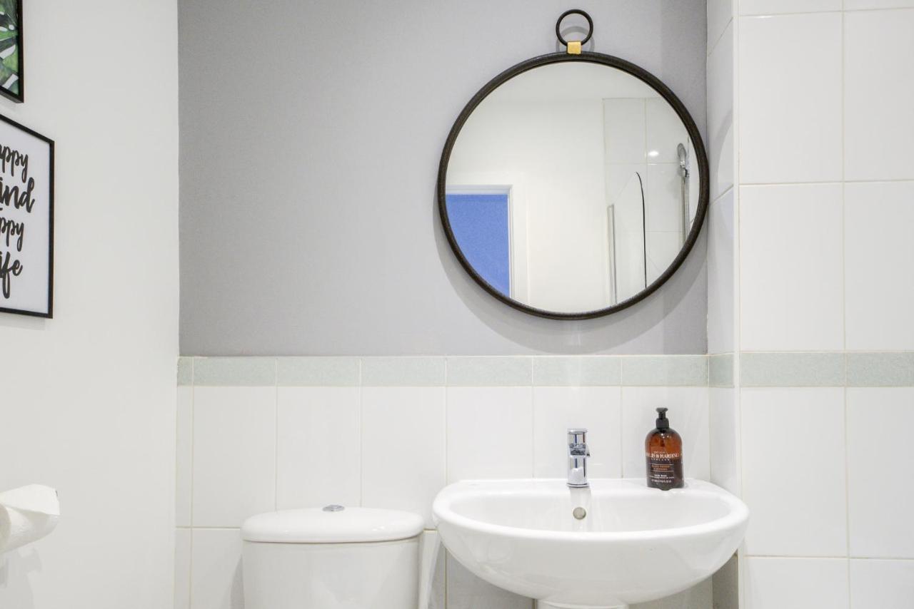 Сasa de vacaciones Contemporary House, M6, Cbs Arena - Ricoh, Private Parking, Sleeps 5, By Empower Homes *